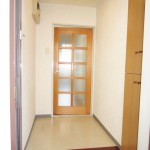 明るい玄関でワイド下足入れ。(玄関)